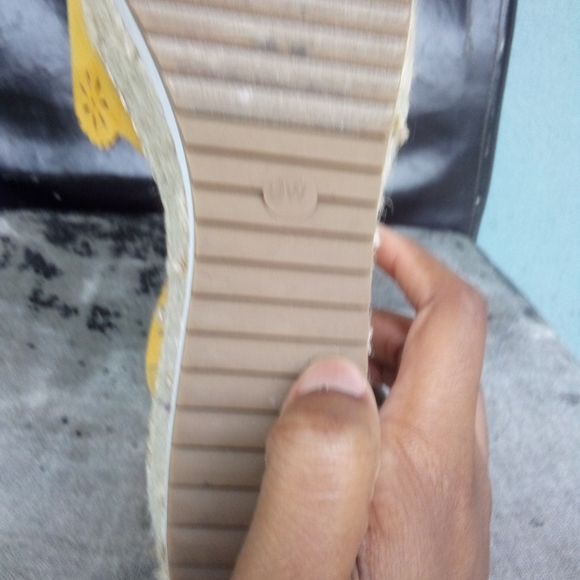 Heels size 9w yellow - Picture 5 of 5